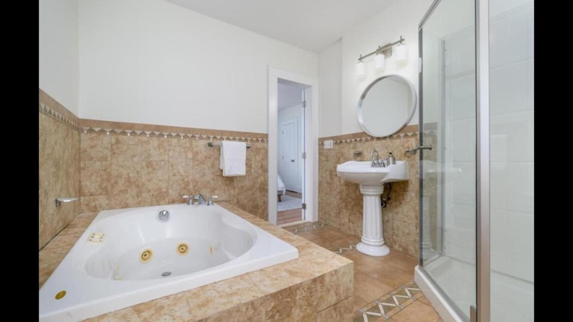 Black Rock Home - 4 Bed - Jacuzzi Bath - Beach 布里奇波特 外观 照片