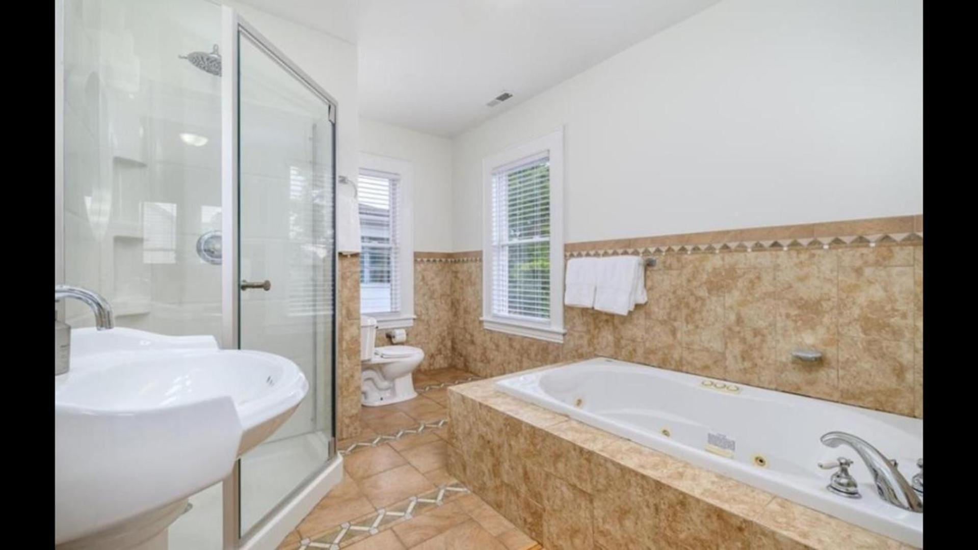 Black Rock Home - 4 Bed - Jacuzzi Bath - Beach 布里奇波特 外观 照片