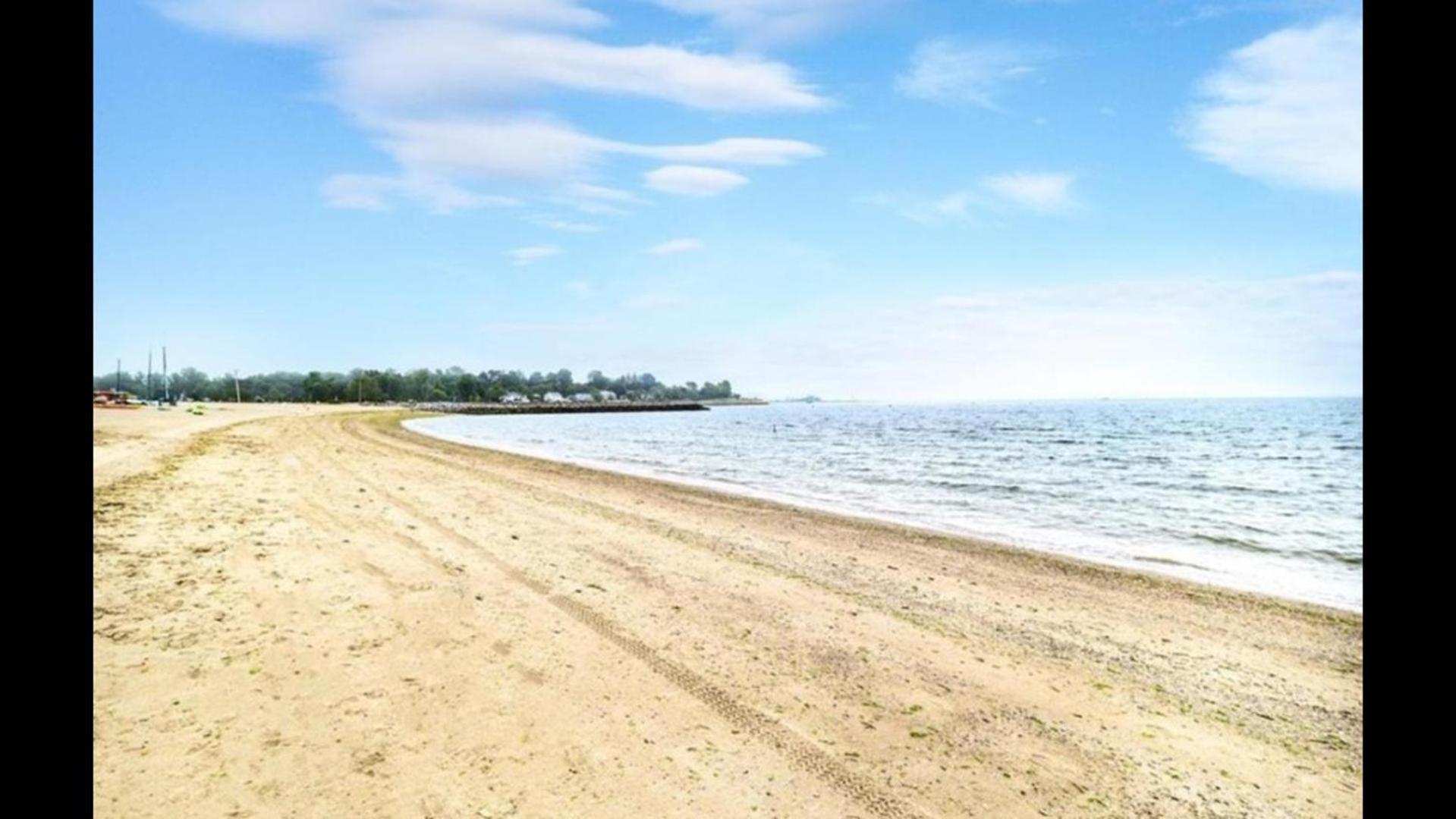 Black Rock Home - 4 Bed - Jacuzzi Bath - Beach 布里奇波特 外观 照片