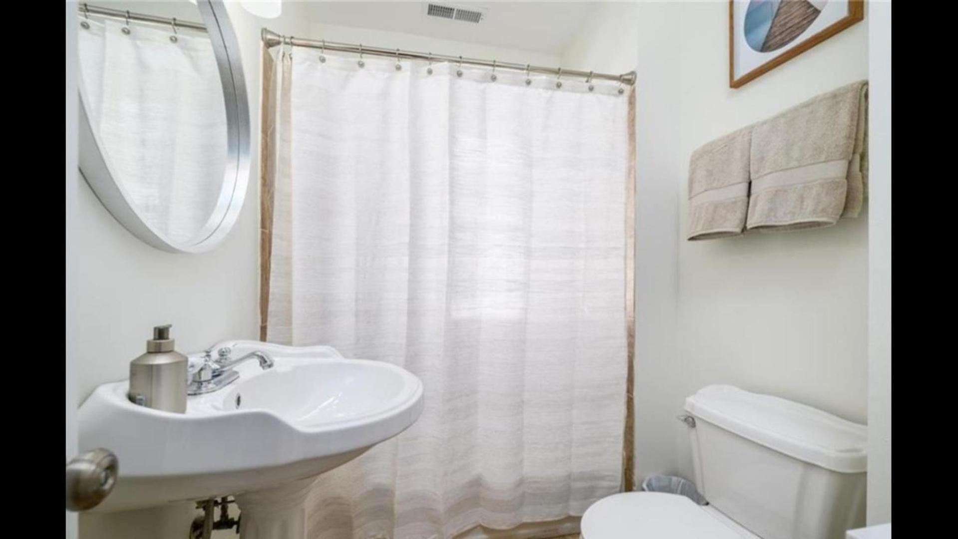 Black Rock Home - 4 Bed - Jacuzzi Bath - Beach 布里奇波特 外观 照片